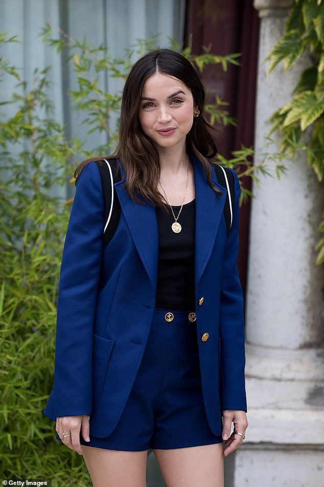 Il look elegante: la splendida attrice ha abbagliato con un paio di pantaloni blu scuro e una giacca abbinata, mentre posava per le foto durante il promo del suo film Netflix.