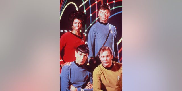 In senso orario da in alto a sinistra: Nichelle Nichols, DeForest Kelley, William Shatner e Leonard Nimoy nella serie TV "Star Trek" circa 1969.
