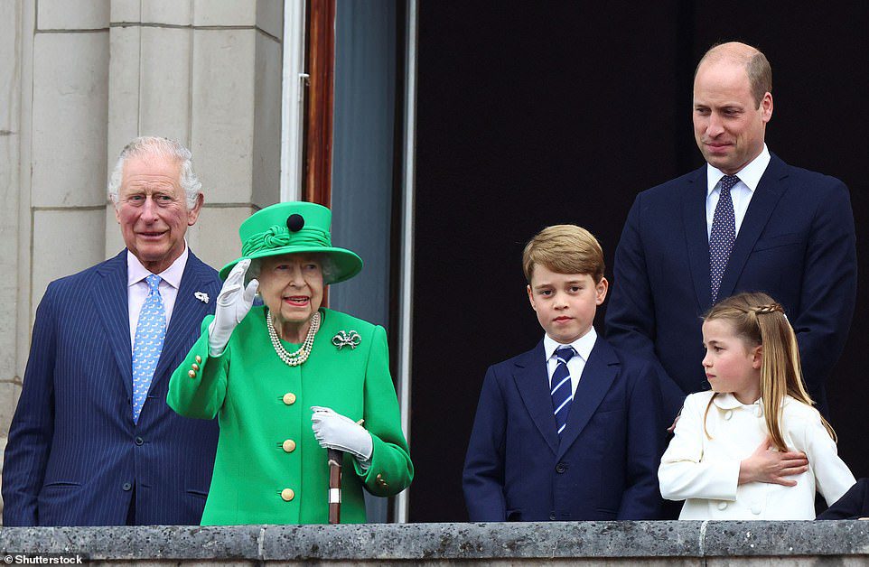 Il principe William è ora l'erede al trono del Regno Unito dopo aver preso il controllo del principe Carlo dopo la morte della regina Elisabetta II.  Sopra: la regina sul balcone di Buckingham Palace con il principe Carlo, il principe William e i suoi figli, il principe Giorgio e la principessa Charlotte durante il concorso Platinum Jubilee a giugno