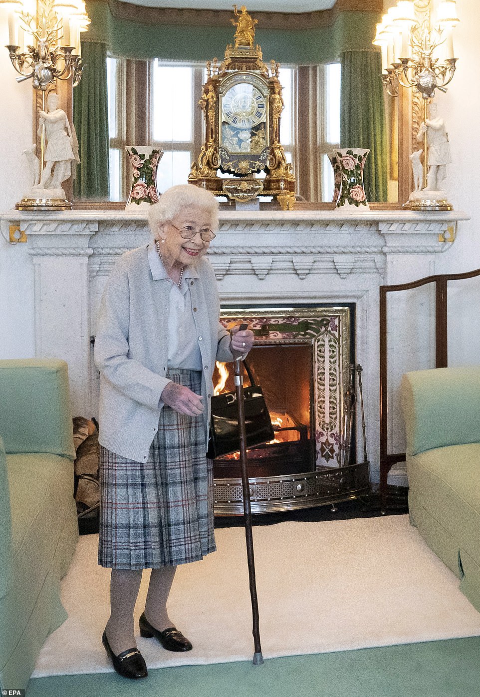 VITA DI SERVIZIO: La regina, con il suo bastone e un livido sulla mano, sorride martedì mentre riceve il primo ministro uscente Boris Johnson e il suo successore Liz Truss.