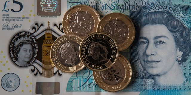 La somiglianza della regina Elisabetta su banconote e monete della Banca d'Inghilterra.