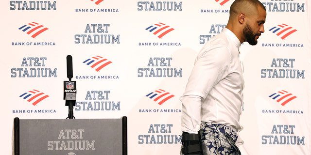 Il quarterback Dak Prescott, n. 4 dei Dallas Cowboys, esce dal podio durante la conferenza stampa post-partita dopo una sconfitta per 19-3 contro i Tampa Bay Buccaneers all'AT&D's Arena.  T l'11 settembre 2022 ad Arlington, in Texas.  Prescott ha lasciato la partita per un infortunio alla mano nel quarto quarto.