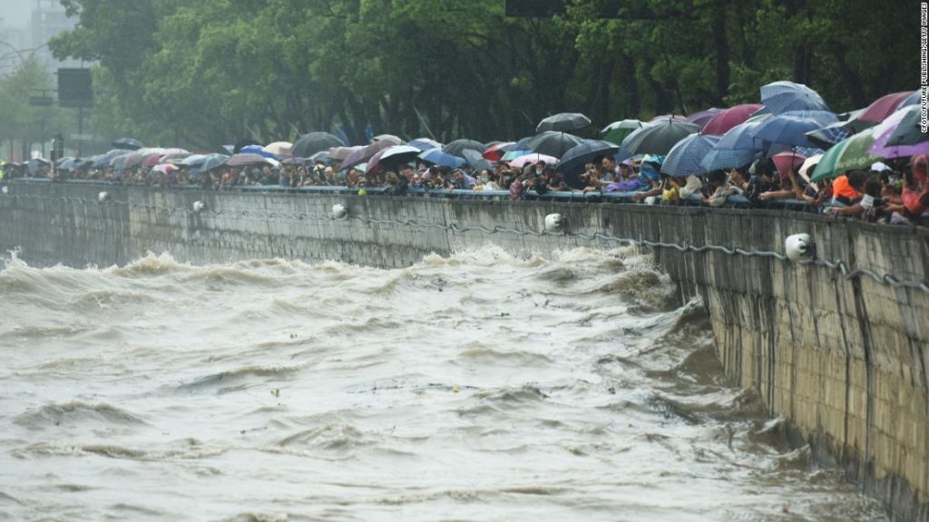 Il tifone Muifa approda mentre milioni di persone in Cina si preparano a forti piogge e inondazioni