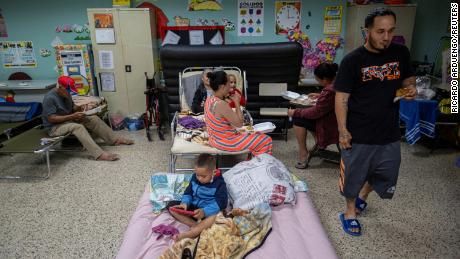 Gli sfollati si rifugiano nell'aula di una scuola pubblica a Guayanila, Porto Rico.