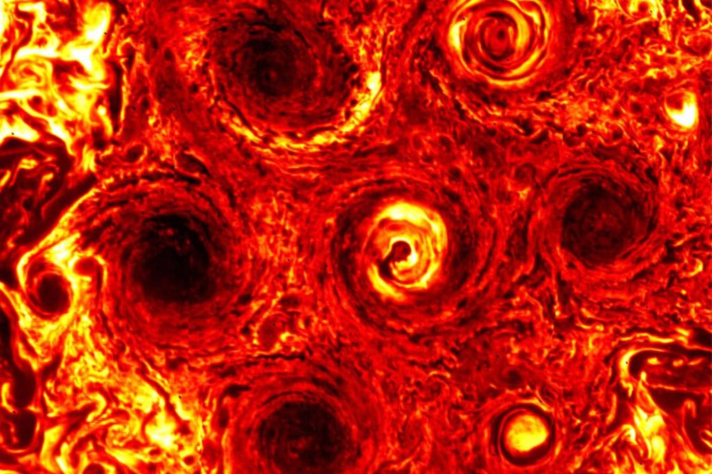 Scienziati sconcertati da misteriosi cicloni ai poli di Giove