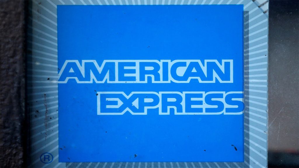 Altri 3 querelanti si sono uniti a un'azione legale collettiva contro American Express per presunta discriminazione contro i dipendenti bianchi