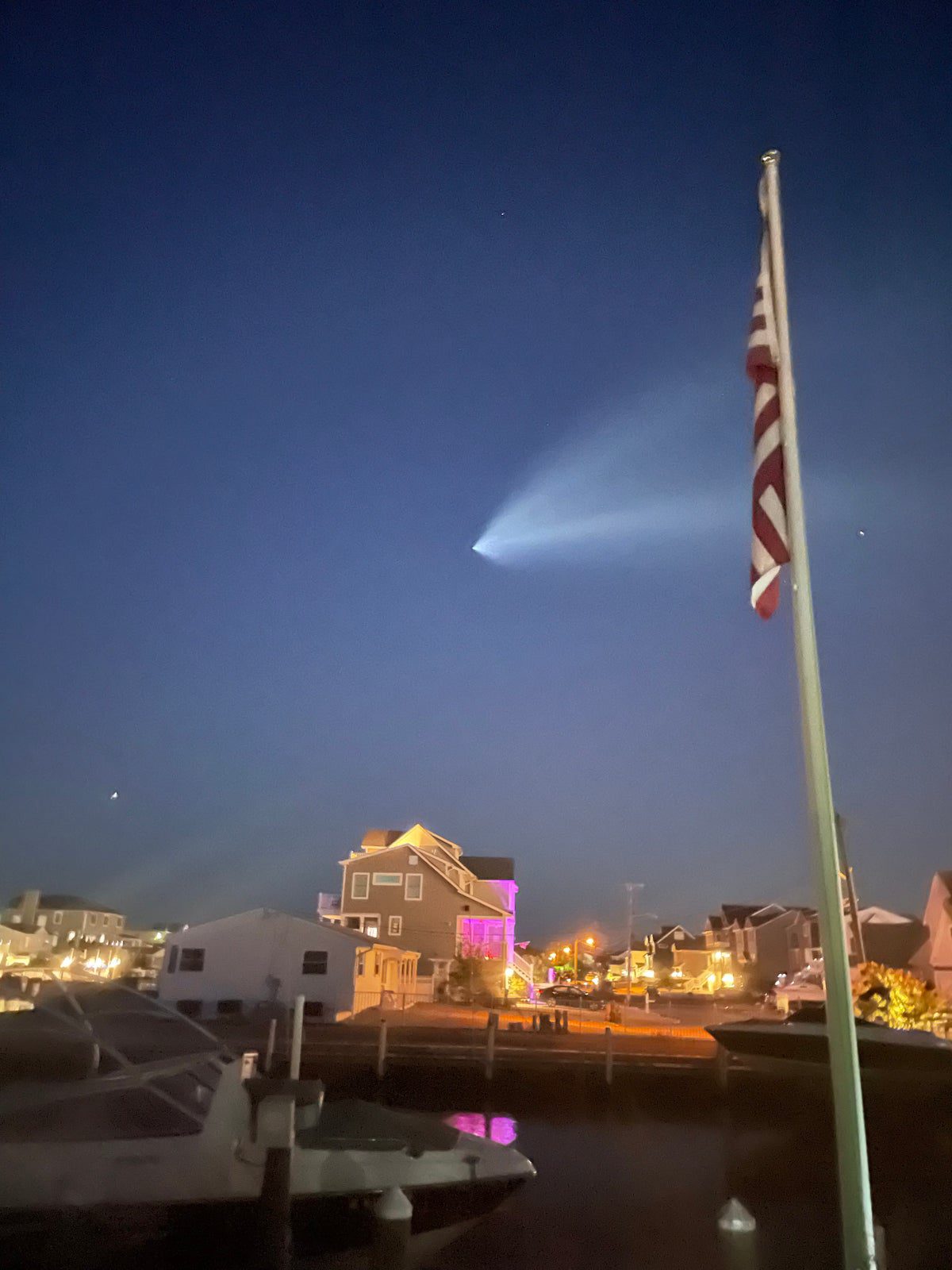 Una scia di vapore di un razzo SpaceX Falcon 9 sul fiume Toms.  Immagine per gentile concessione della coppia di telespettatori di News 12 La telespettatrice del New Jersey Michelle Arusha.