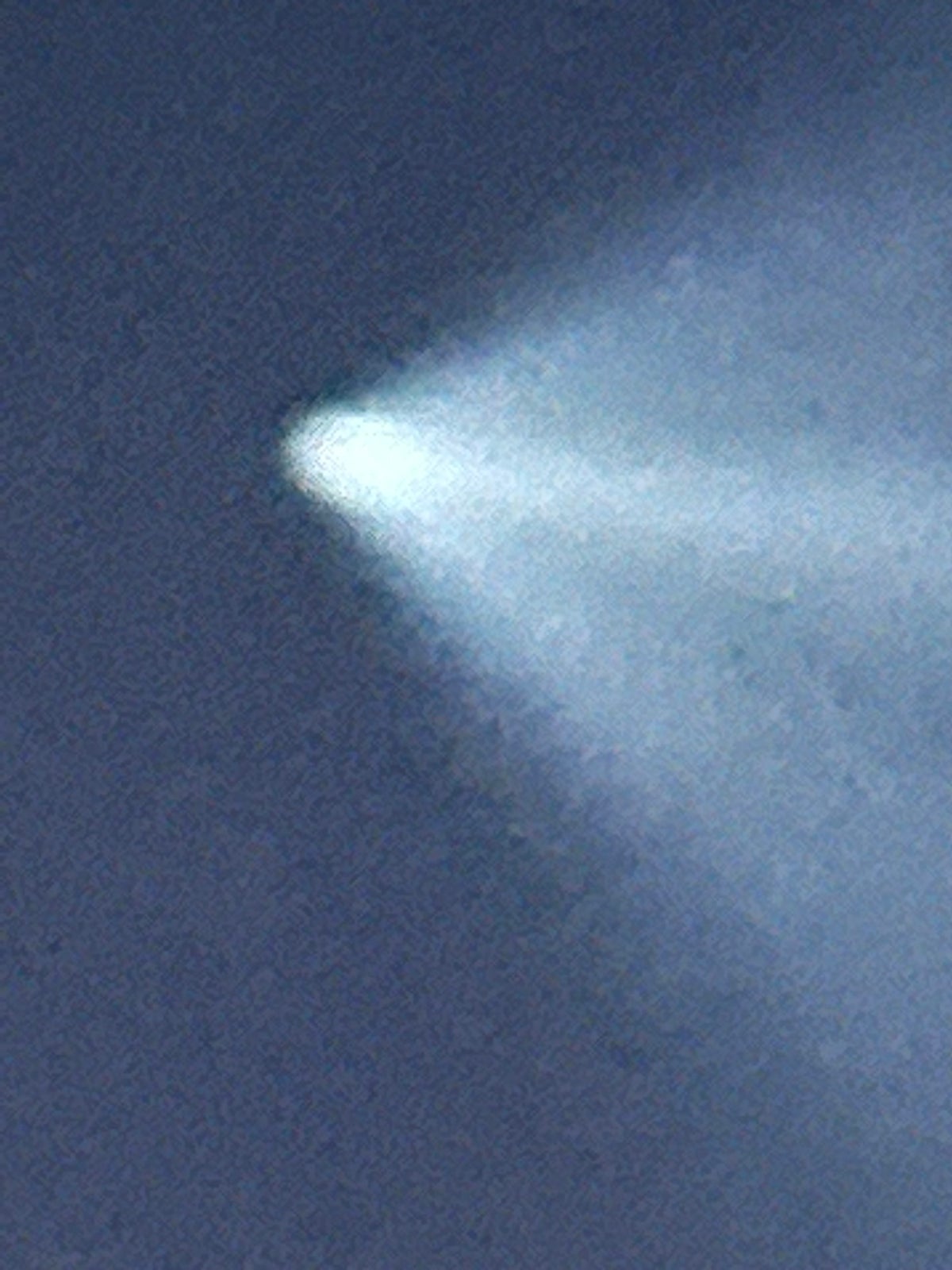 Una scia di vapore di un razzo SpaceX Falcon 9 su Marlboro.  Foto per gentile concessione di Virginia Klein Viewer, News 12 New Jersey.