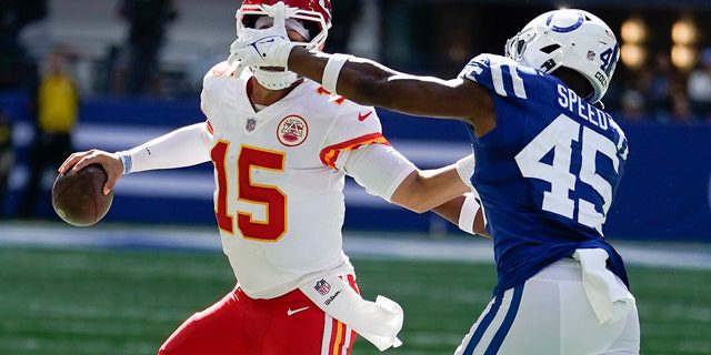 Il quarterback dei Kansas City Chiefs Patrick Mahomes, n. 15, è inseguito dagli Indianapolis Colts AJ Speed, n. 45, durante la seconda metà di una partita di football della NFL, domenica 25 settembre 2022, a Indianapolis.