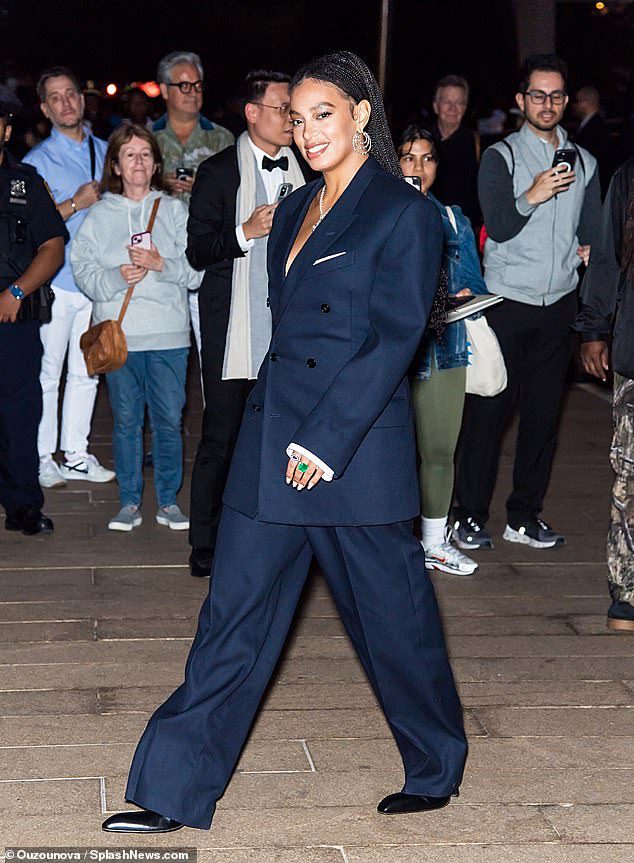 Inchiodato: la sorella di Beyoncé Knowles ha mantenuto aggiornato il tema dell'abbigliamento maschile con i suoi stivali, che avevano tacchi neri in stile davanti come francesine nere