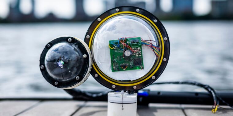 Questa fotocamera subacquea funziona in modalità wireless senza batterie