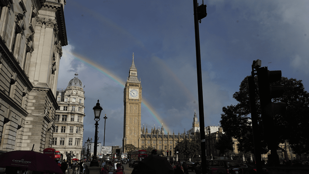 Doppio arcobaleno su Buckingham Palace dopo la morte della regina Elisabetta II: 'un simbolo duraturo'