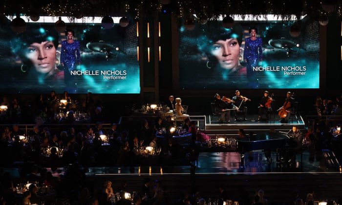 John Legend esegue le foto della defunta Nichelle Nichols durante una clip 