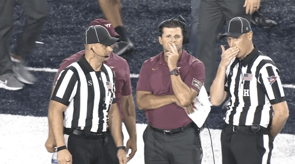 L'allenatore della Virginia Tech Brent Bree non era molto felice perché il suo staff tecnico è rimasto bloccato in un ascensore venerdì sera.  (tramite ESPNU)