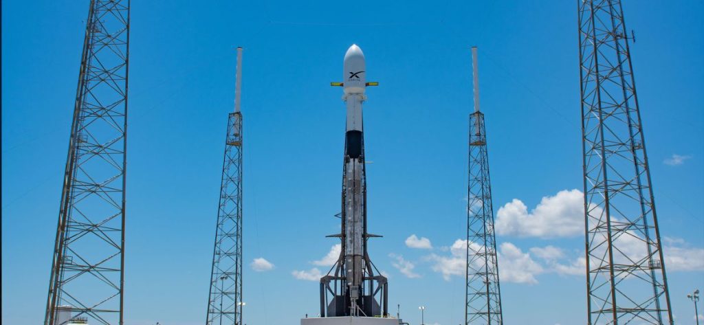 Guarda SpaceX lanciare i satelliti Starlink stasera dopo diversi ritardi