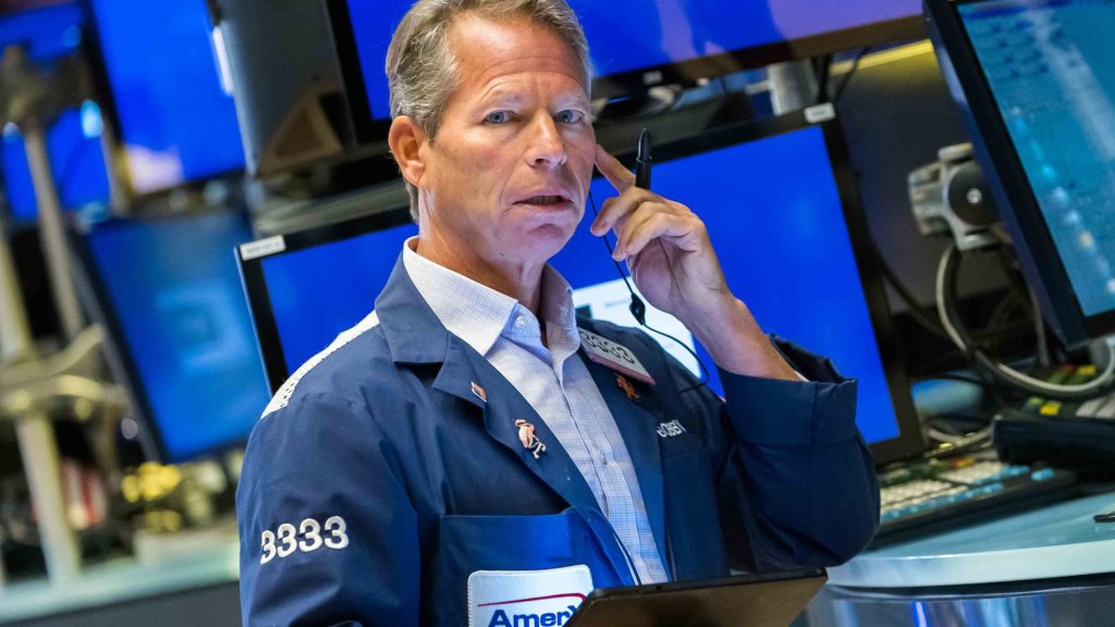 I futures Dow sono scesi di oltre 300 punti poiché le azioni invertiranno la maggior parte del rally di mercoledì