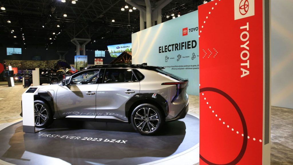 Il CEO di Toyota raddoppia la strategia delle auto elettriche tra le critiche per non essersi mossi abbastanza velocemente