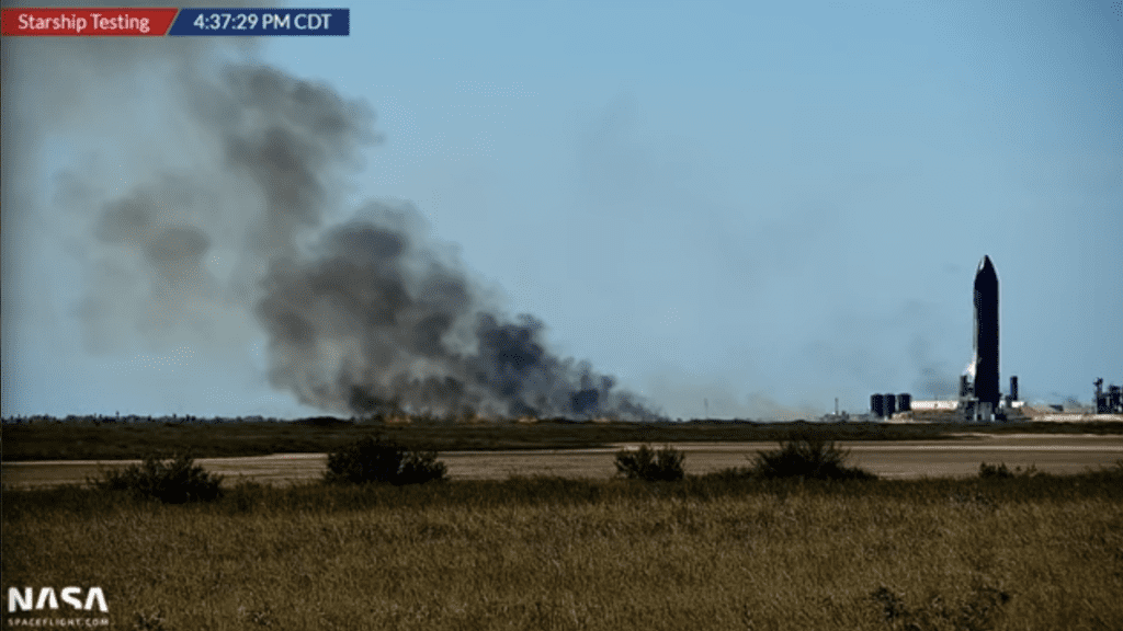 Il prototipo della navicella spaziale SpaceX rilascia super detriti, provocando incendi