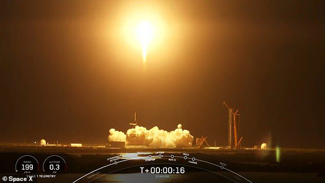 Un razzo SpaceX Falcon 9, con a bordo 34 satelliti Starlink, decolla sabato dal Kennedy Space Center in Florida.  Space X ha utilizzato lo stesso booster del primo stadio per la 14a volta, ha battuto il record dopo averlo utilizzato in precedenti missioni relative a Starlink e altre missioni stabilite da SpaceX
