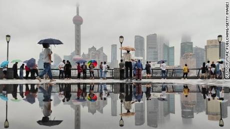 La pioggia è caduta nel Bund di Shanghai mentre il tifone Muifa si avvicina il 13 settembre 2022. 