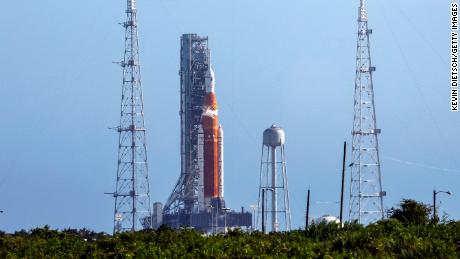 Il razzo Artemis I della NASA è sulla rampa di lancio del Kennedy Space Center il 3 settembre a Cape Canaveral, in Florida. 