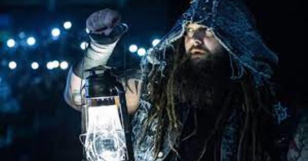 La WWE interpreta il ruolo del Bianconiglio e fa arrabbiare Bray Wyatt durante lo SmackDown di stasera