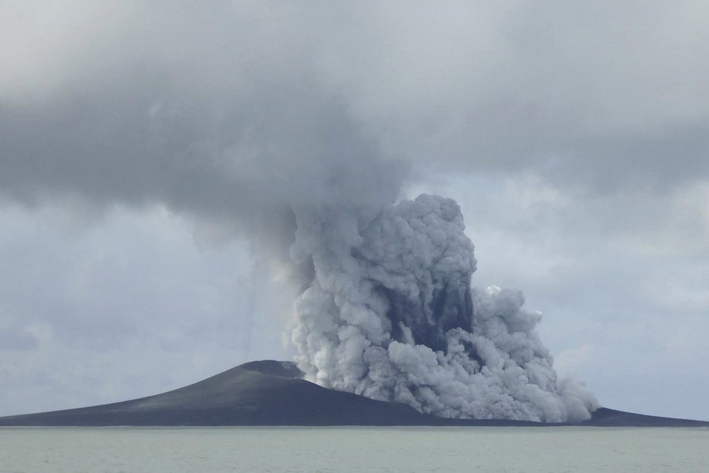 L'eruzione del vulcano Tonga è stata insolita, potrebbe persino riscaldare la terra