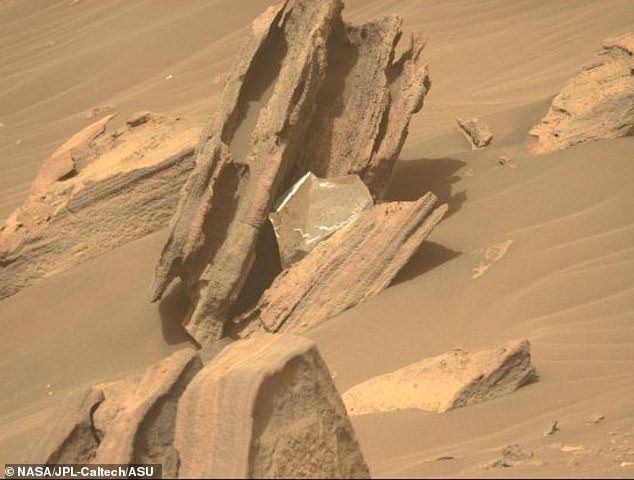 Uno scienziato ha stimato che su Marte ci sono 15.694 libbre di spazzatura.  La maggior parte deriva da dispositivi trascurati come questa coperta termica che protegge la tenacia della NASA e sopravvive attraverso l'atmosfera infernale.