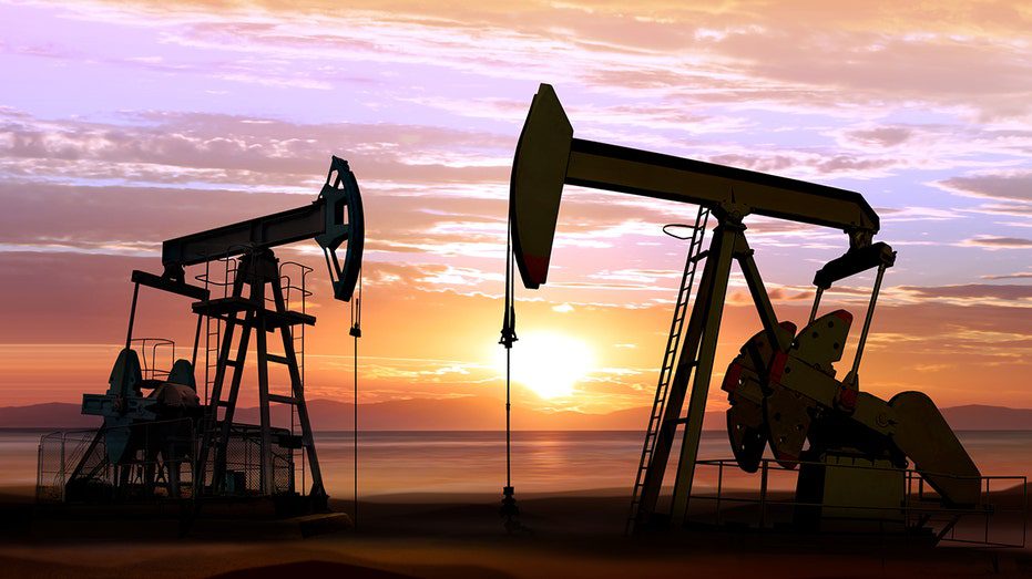 Pozzi di petrolio sullo sfondo del tramonto
