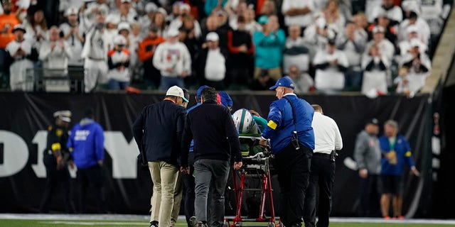 Il quarterback dei Miami Dolphins Tua Tagovailoa viene tolto dal campo su una barella durante la prima metà di una partita di football della NFL contro i Cincinnati Bengals, giovedì 29 settembre 2022 a Cincinnati.