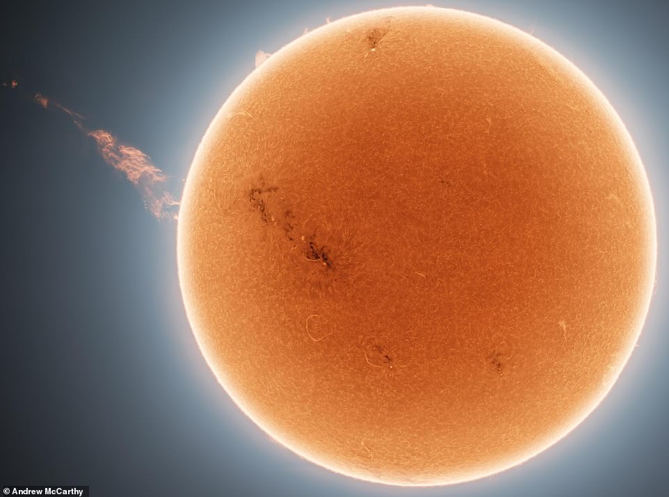 Andrew McCarthy ha catturato un enorme pennacchio che sorge dal sole.  Il flusso di plasma si estendeva per circa un milione di miglia.  L'evento è avvenuto durante una piccola tempesta solare