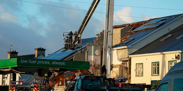 I servizi di emergenza lavorano sul luogo dell'esplosione presso la stazione di servizio Applegreen nel villaggio di Creeslough a Co Donegal, Irlanda, sabato 8 ottobre 2022. 