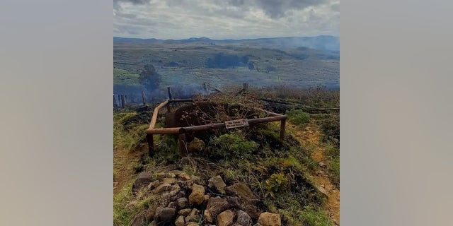 Il fumo si alza da un incendio che brucia nell'area del vulcano Rano Raraco sull'Isola di Pasqua, in Cile, il 6 ottobre 2022, in questa immagine ottenuta dai social media. 