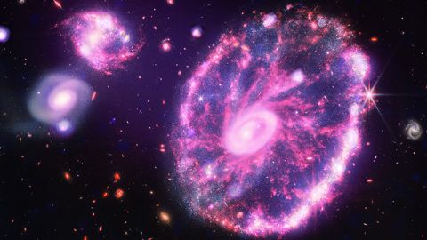 I dati a raggi X di Chandra hanno contribuito ai bagliori nell'immagine del telescopio Webb della galassia della ruota di Cartwell.