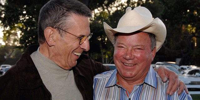 William Shatner (a destra) si è detto grato di avere un'amicizia decennale con la sua star di Star Trek Leonard Nimoy (a sinistra).