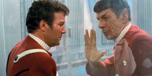 Leonard Nimoy (apparso qui in Star Trek II: L'ira di Khan del 1982 con William Shatner) è morto nel 2015. Aveva 83 anni.