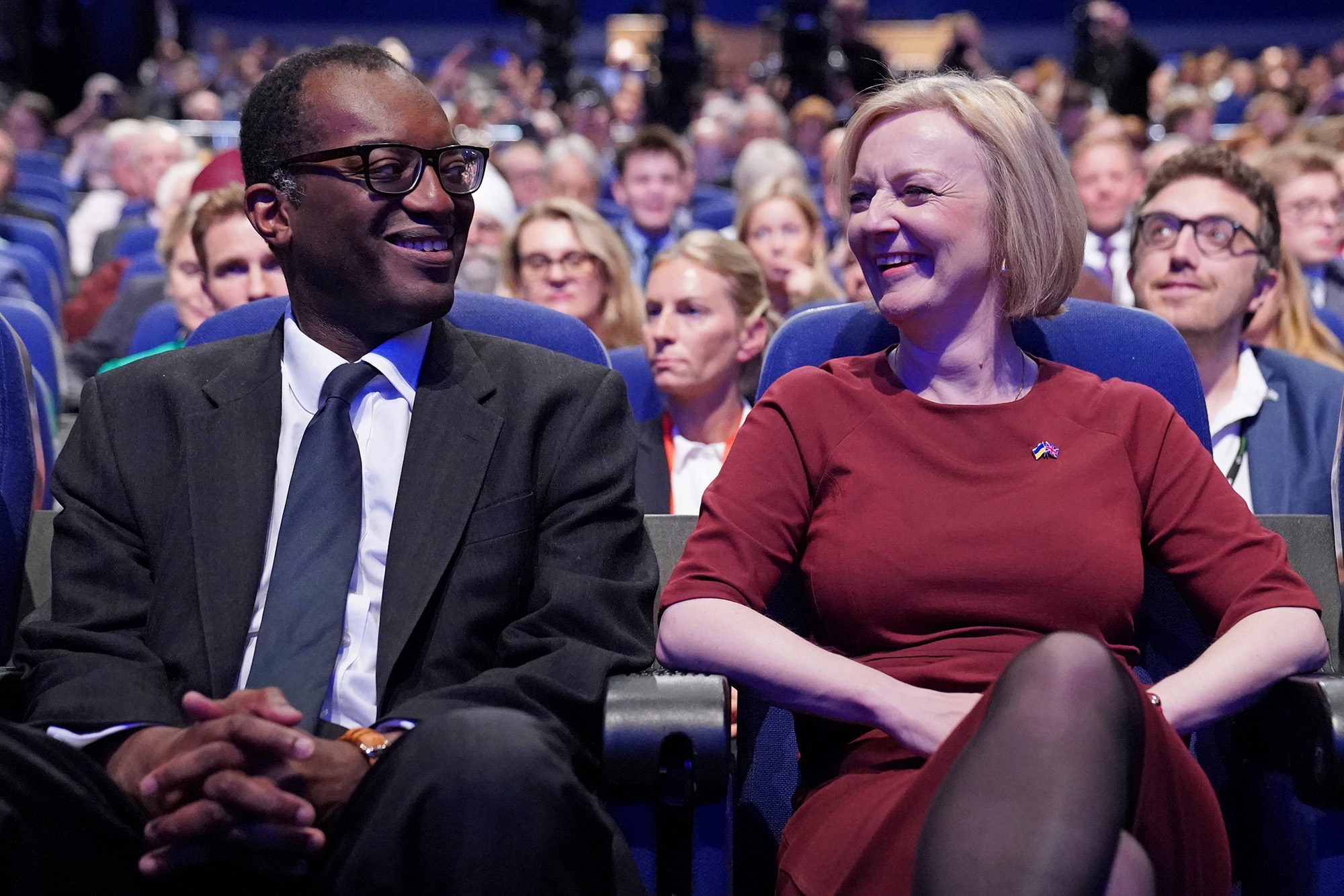 Il Cancelliere dello Scacchiere Kwasi Quarting e il Primo Ministro Liz Truss durante la conferenza annuale del Partito Conservatore presso l'International Conference Centre di Birmingham, in Inghilterra, il 2 ottobre.