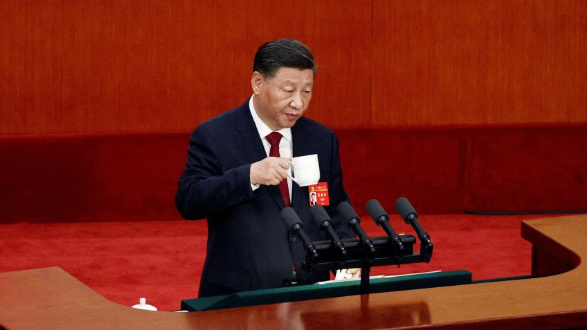 Il presidente cinese Xi Jinping tiene un trofeo mentre parla alla cerimonia di apertura del 20° Congresso Nazionale del Partito Comunista Cinese, presso la Grande Sala del Popolo di Pechino, Cina, il 16 ottobre 2022. REUTERS/Thomas Peter
