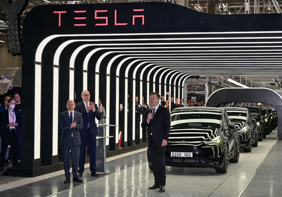 Il cancelliere tedesco Olaf Scholz, il primo ministro del Brandeburgo Dietmar Wojdick ed Elon Musk partecipano alla cerimonia di apertura del nuovo stabilimento Tesla Giga per veicoli elettrici a Gruenheide, Germania, 22 marzo 2022. Patrick Bloll/Pool via Reuters