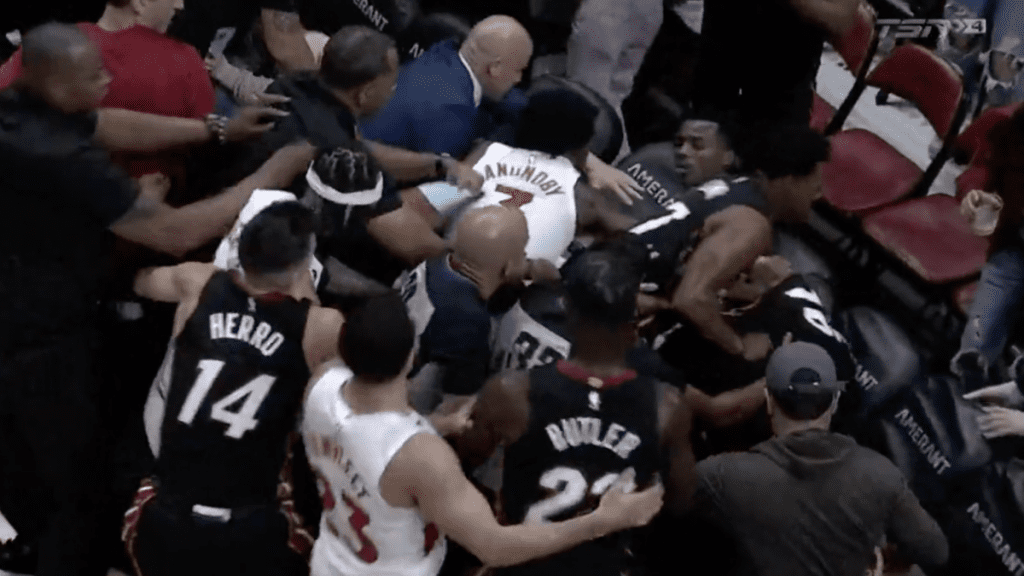 Un colpo in ritardo sul rookie dei Raptors, Koloko, scatena una violenta rissa contro gli Heat
