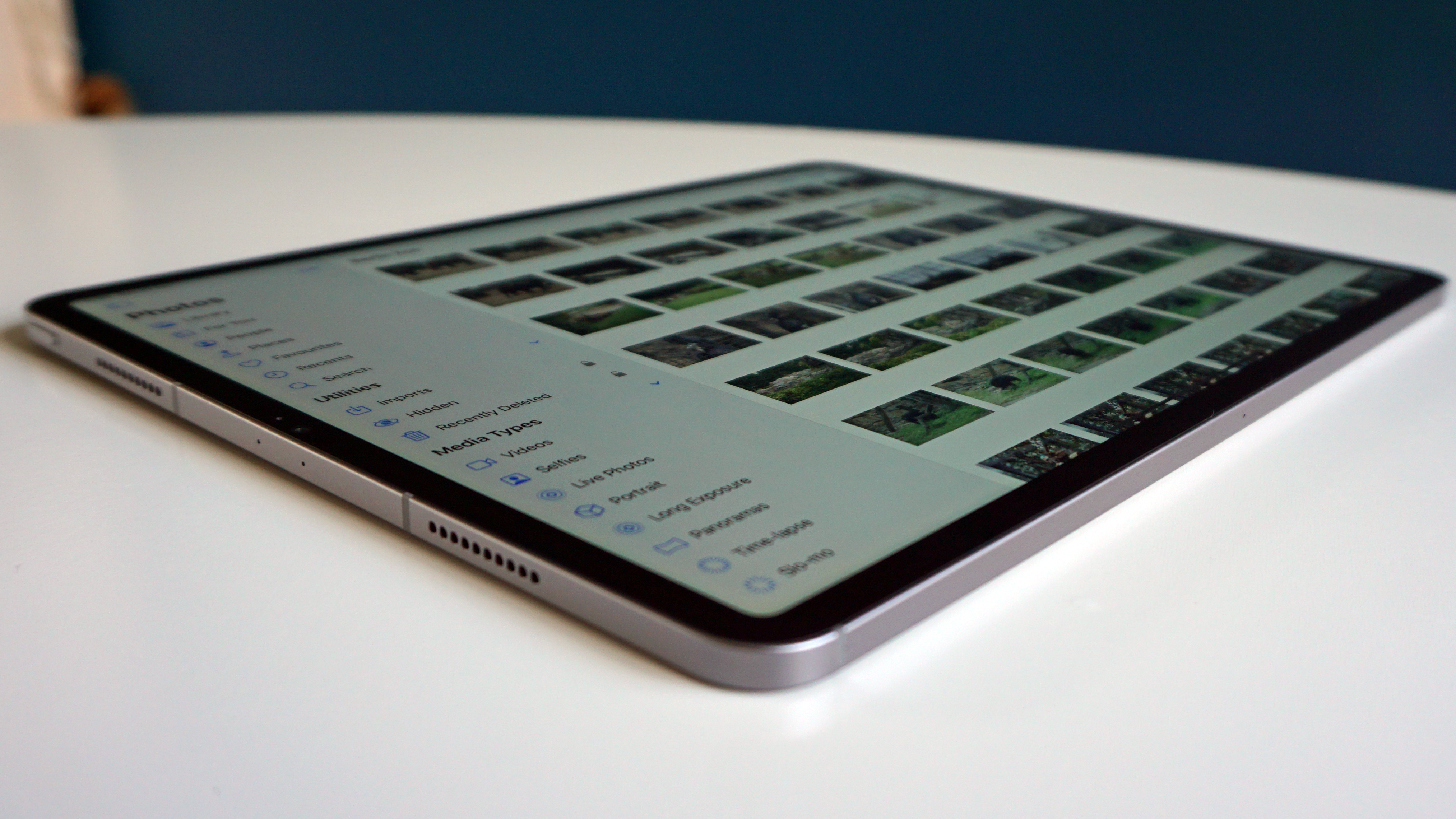 iPad Pro 12.9 (2022) sul tavolo