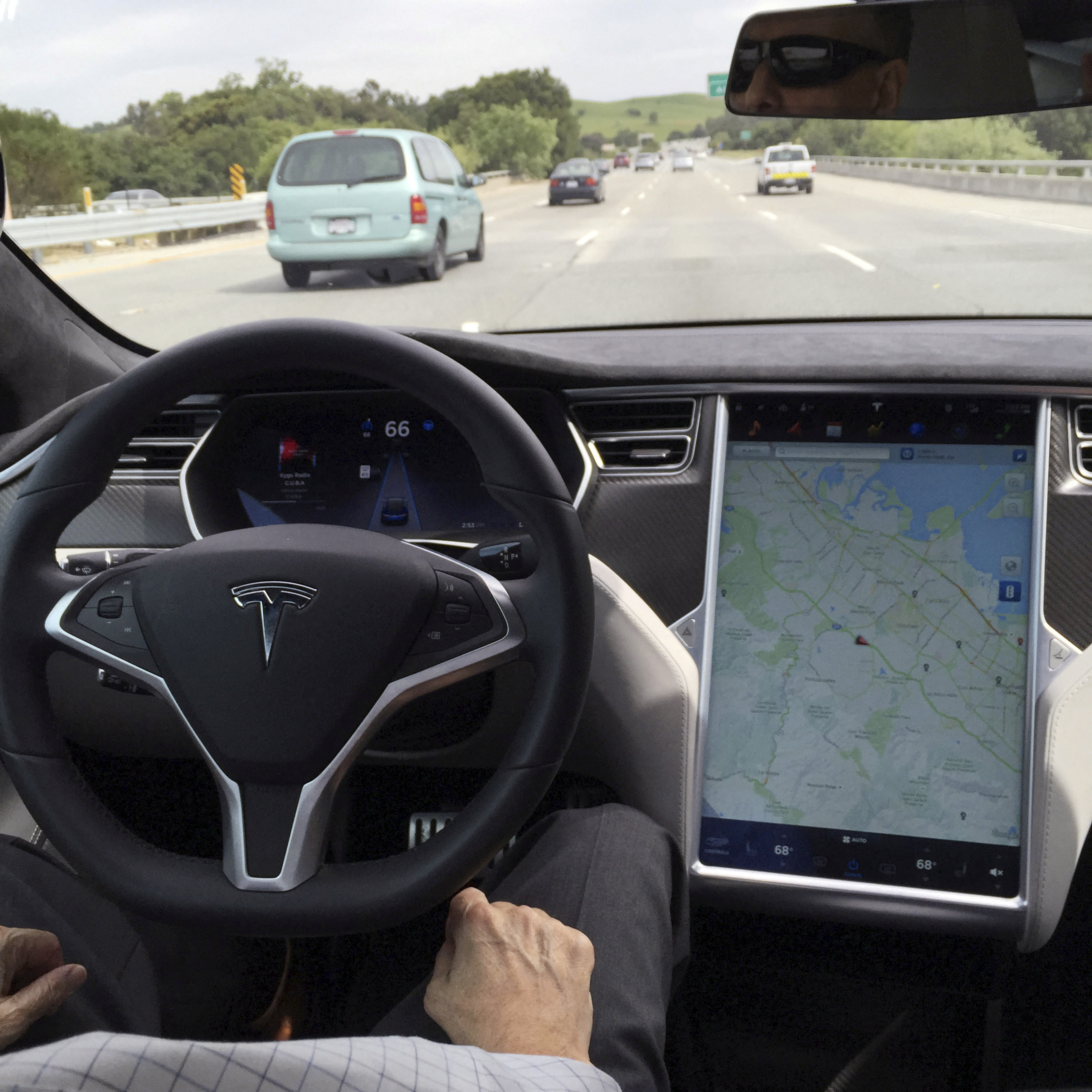 L'interno di una Tesla Model S è mostrato in modalità pilota automatico a San Francisco