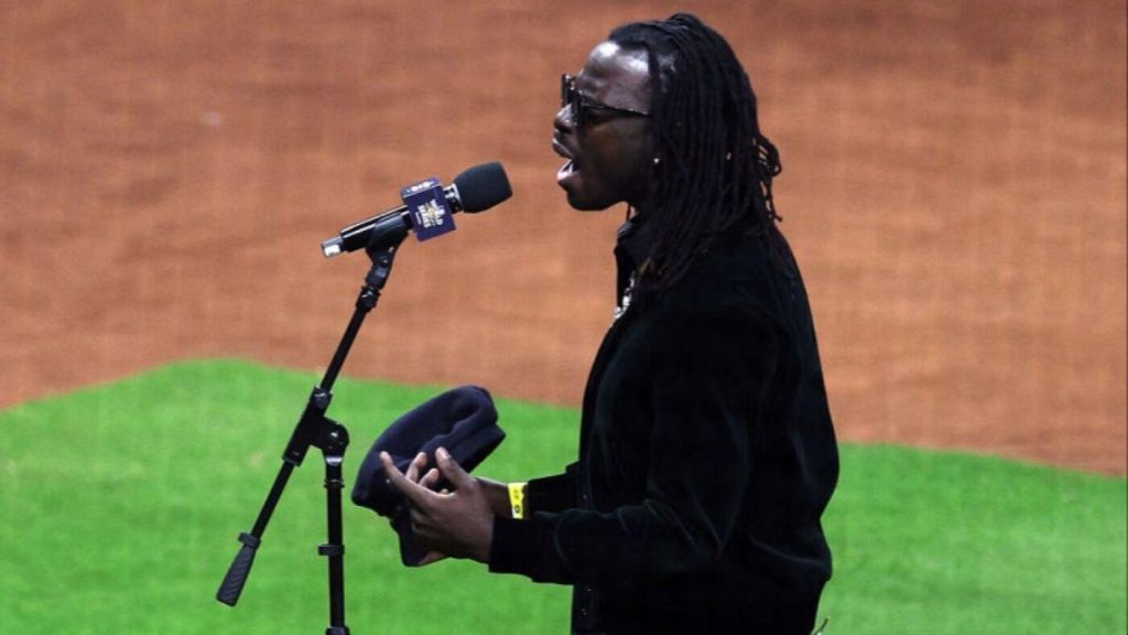 Campionati del mondo 2022: il cantante dei Black Pumas Eric Burton vizia i testi dell'inno nazionale prima di Phillies vs Astros