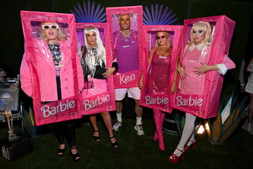 La ribelle Wilson e le sue amiche si travestono da Barbie per Halloween.  (Foto: Michael Kovac/Getty Images per Casamigos)