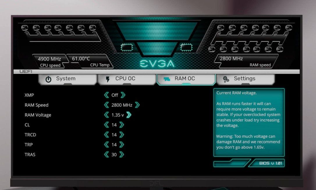 Screenshot di PC Building Simulator 2 che mostra il BIOS per la scheda madre EVGA