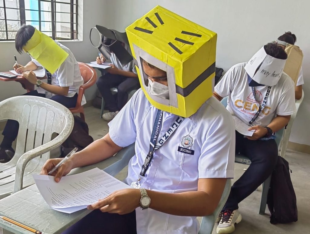 Ci sono foto di studenti filippini che indossano cappelli anti-cheat