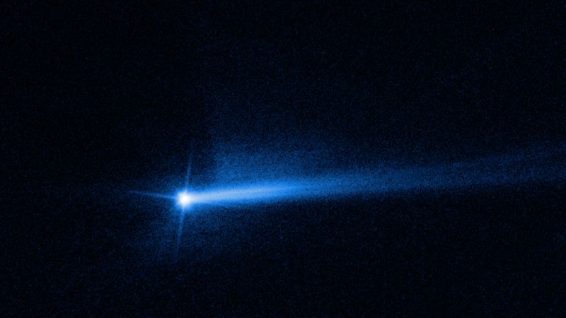Hubble mostra una vista di una doppia coda creata dalla missione di impatto dell'asteroide