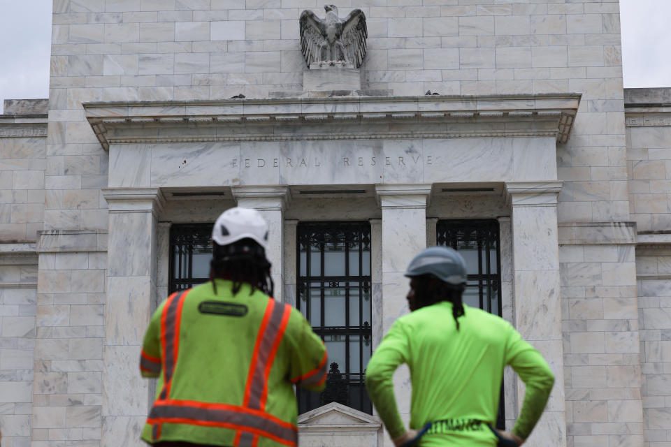 WASHINGTON, DC - 26 LUGLIO: I lavoratori edili guardano fuori dall'edificio della Federal Reserve Marriner S. Eccles il 26 luglio 2022 a Washington, DC.  I funzionari del Federal Open Market Committee (FOMC) terranno una riunione di due giorni in cui la Federal Reserve dovrebbe aumentare nuovamente i tassi di interesse questa settimana per combattere l'inflazione.  (Foto di Anna Moneymaker/Getty Images)