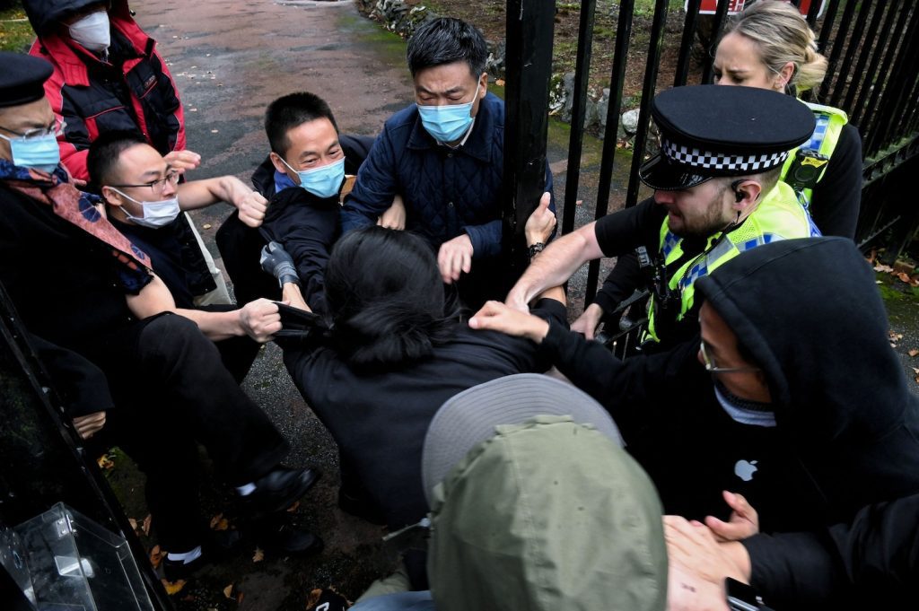 Il personale del consolato cinese a Manchester attacca un manifestante filo-Hong Kong