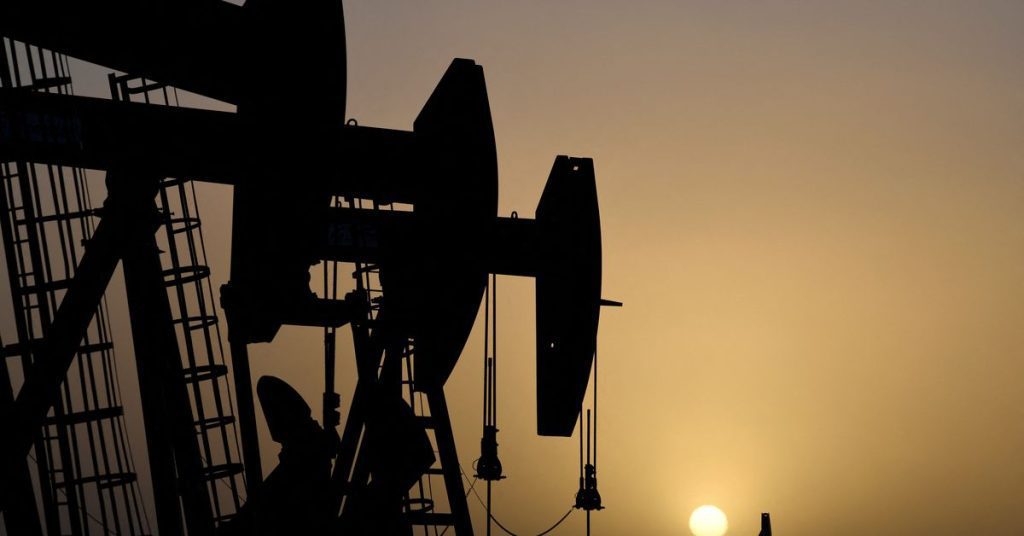 Il petrolio sale di $ 4 poiché l'OPEC+ pesa il più grande taglio di produzione dal 2020